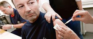 Die Retter haben Vortritt. Am Donnerstag begann die Impfung für Berlins 3500 Feuerwehrleute. Danach sollen auch die Mitarbeiter der Polizei gegen die Schweinegrippe immunisiert werden. In Brandenburg wurde das Impfangebot für Personen in soegannten Schlüsselfunktionen erst nur zögerlich angenommen.