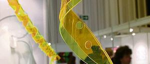 Facettenreich: Neben schwebenden Objekten aus leuchtendem Neonacryl des Installationskünstlers Walter Gramming (links) gibt es Ornamentales in Blau von Edith Wittich oder digital fotografierte Artefakte im geclonten Baby-Look von Frauke Danzer.