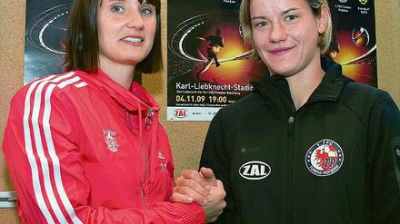 Treffen der Mannschaftskapitäne. Potsdams Jennifer Zietz (rechts) und Brøndbys Mia Brogaard (links) standen sich schon 2006 im damaligen UEFA Womens Cup gegenüber. Heute spielen beide im Karl-Liebknecht-Stadion erneut gegeneinander.