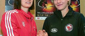 Treffen der Mannschaftskapitäne. Potsdams Jennifer Zietz (rechts) und Brøndbys Mia Brogaard (links) standen sich schon 2006 im damaligen UEFA Womens Cup gegenüber. Heute spielen beide im Karl-Liebknecht-Stadion erneut gegeneinander.