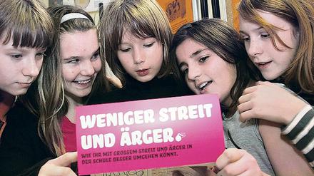 Die Anti-Streit-Broschüre ist gefüllt mit Comics und kindgerechten Texten.