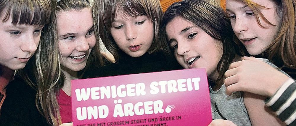 Die Anti-Streit-Broschüre ist gefüllt mit Comics und kindgerechten Texten.