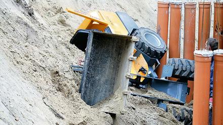Auf engem Raum zwischen Sandhaufen und Baugrube war der Radlader am 6. Oktober ins Rutschen gekommen, der Fahrer überlebte das Unglück nicht.