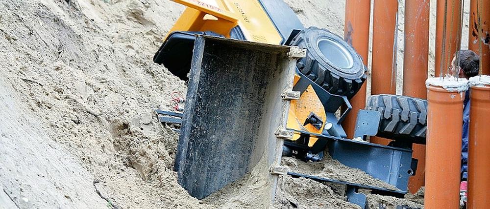 Auf engem Raum zwischen Sandhaufen und Baugrube war der Radlader am 6. Oktober ins Rutschen gekommen, der Fahrer überlebte das Unglück nicht.