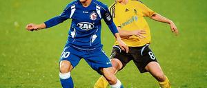 Champions-League-Fight unter Babelsberger Flutlicht. Fatmire Bajramaj (links)  hier im Duell mit Theresa Nielsen  sorgte für Turbines Siegtreffer.