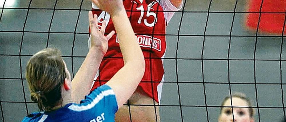 Punkten für Potsdam. Sandra Sydlik  hier im Heimspiel gegen Sinsheim (3:0) am Netz  steht mit Aufsteiger SC nach drei Spielen in der 1. Volleyball-Bundesliga auf Tabellenplatz zehn und strebt nun bei ihrem Ex-Verein Köpenicker SC den zweiten Saisonsieg an.