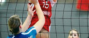 Punkten für Potsdam. Sandra Sydlik  hier im Heimspiel gegen Sinsheim (3:0) am Netz  steht mit Aufsteiger SC nach drei Spielen in der 1. Volleyball-Bundesliga auf Tabellenplatz zehn und strebt nun bei ihrem Ex-Verein Köpenicker SC den zweiten Saisonsieg an.