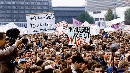 Abrechnung am Alex. Rund 500 000 Menschen versammelten sich am 4. November 1989 zur größten nicht staatlich organisierten Demonstration in der Geschichte der DDR auf dem Berliner Alexanderplatz. Während der Kundgebung gegen Gewalt und für verfassungsmäßige Rechte traten neben zahlreichen Künstlern, Bürgerrechtlern und Politikern auch die Schriftstellerin Christa Wolf (li.) und DDR-Geheimdienstchef Markus Wolf ans Rednerpult.
