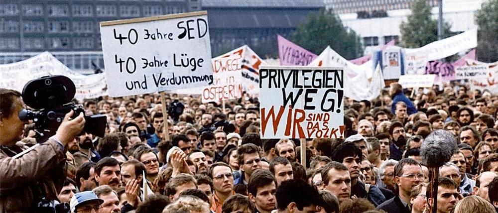 Abrechnung am Alex. Rund 500 000 Menschen versammelten sich am 4. November 1989 zur größten nicht staatlich organisierten Demonstration in der Geschichte der DDR auf dem Berliner Alexanderplatz. Während der Kundgebung gegen Gewalt und für verfassungsmäßige Rechte traten neben zahlreichen Künstlern, Bürgerrechtlern und Politikern auch die Schriftstellerin Christa Wolf (li.) und DDR-Geheimdienstchef Markus Wolf ans Rednerpult.