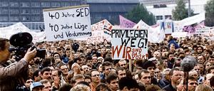 Abrechnung am Alex. Rund 500 000 Menschen versammelten sich am 4. November 1989 zur größten nicht staatlich organisierten Demonstration in der Geschichte der DDR auf dem Berliner Alexanderplatz. Während der Kundgebung gegen Gewalt und für verfassungsmäßige Rechte traten neben zahlreichen Künstlern, Bürgerrechtlern und Politikern auch die Schriftstellerin Christa Wolf (li.) und DDR-Geheimdienstchef Markus Wolf ans Rednerpult.