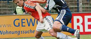 Torschützen unter sich. Julian Prochnow (rechts) traf bislang zweimal gegen den VfB Lübeck, Dennis Wehrendt (links) einmal gegen den SV Babelsberg 03. Am Samstag wird im Stadion Lohmühle von den beiden nur Prochnow dem Leder nachjagen.