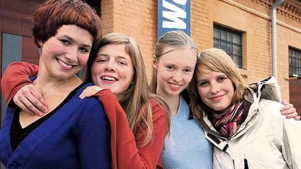 Theaterfreundinnen. Emma Charlotte Ulrich, Alice Haseloff, Zora Dzykonski, Aglaja Sprengel (Bild oben - v.l.) sind junge Darsteller im Potsdamer T-Werk. In der Jugendtheatergruppe Die Spielwütigen arbeiten sie an einem Stück, das bisher den Arbeitstitel Lost &amp; Wanted trägt. Solche Projekte, aber auch andere Jugendtheater-Aufführungen in dem Theater werden von der Stiftung Großes Waisenhaus gefördert.