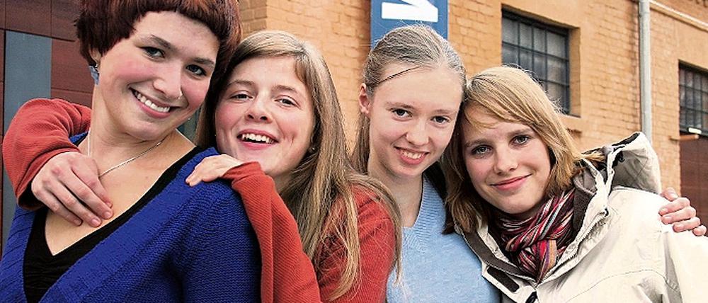 Theaterfreundinnen. Emma Charlotte Ulrich, Alice Haseloff, Zora Dzykonski, Aglaja Sprengel (Bild oben - v.l.) sind junge Darsteller im Potsdamer T-Werk. In der Jugendtheatergruppe Die Spielwütigen arbeiten sie an einem Stück, das bisher den Arbeitstitel Lost &amp; Wanted trägt. Solche Projekte, aber auch andere Jugendtheater-Aufführungen in dem Theater werden von der Stiftung Großes Waisenhaus gefördert.