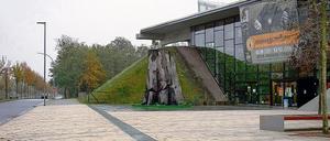 Kuppeln neben der Biosphäre wünscht sich Oscar Niemeyer. Der 101-jährige brasilianische Architekt hat seinen Freizeitbad-Entwurf für das Areal im Volkspark umgeplant. Der Haupteingang des Bades wäre in der Georg-Hermann-Allee neben der Biosphäre, etwa dort, wo im Bildhintergrund die Bäume stehen.