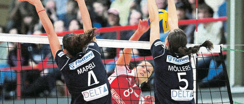 Kein Potsdamer Durchkommen. Anika Zülows Angriff wird hier von Vilsbiburgs Junioren-Weltmeisterin Lena Möllers (rechts) erfolgreich abgeblockt; links die Brasilianerin Daniela Lanner Mapeli.