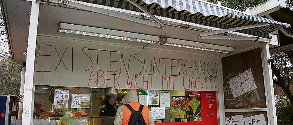 Jede Imbiss-Bude hat ein Ende, nur die Wurst hat zwei? Nicht mit den Schlaatzern, die sich mit Unterschriften wehren.