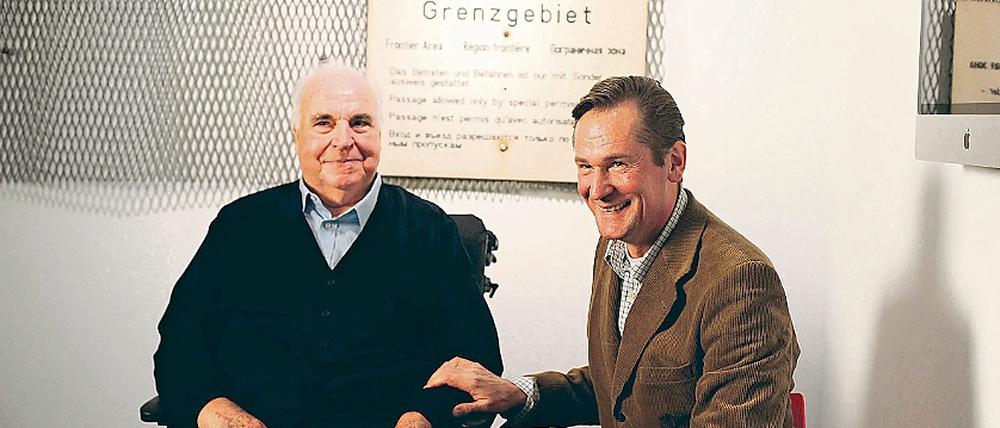 Altkanzler Helmut Kohl und Ex-US-Präsident George Bush weilten am Sonntag in der Villa Schöningen (Fotos o.) und ließen sich unter anderem mit den Handwerkern ablichten, die an der Sanierung beteiligt waren (F. u.l.). Nobelkarossen deuteten auf den Besuch (F. M.), zu dem auch die Frau von Bush, Barbara Bush, gekommen war (F. u.r.).