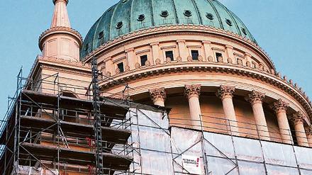 Bald ohne Gerüste: In wenigen Wochen wird die Nikolaikirche wieder in ihrer Gesamtheit zum Blickfang. Das von Schinkel erbaute Gotteshaus erstrahlt dann vollständig in jenem Ockerton, der am Säulentambour schon jetzt zu sehen ist.