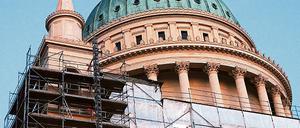 Bald ohne Gerüste: In wenigen Wochen wird die Nikolaikirche wieder in ihrer Gesamtheit zum Blickfang. Das von Schinkel erbaute Gotteshaus erstrahlt dann vollständig in jenem Ockerton, der am Säulentambour schon jetzt zu sehen ist.