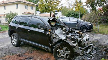 Ausgebrannter VW Touareg nach den Anschlägen in Neu Fahrland.