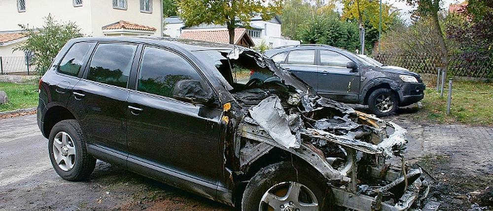 Ausgebrannter VW Touareg nach den Anschlägen in Neu Fahrland.