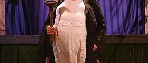 Halunke im Unterzeug: Ubu (David Johnston) will den König stürzen.