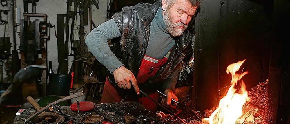 Wie vor über hundert Jahren wird noch heute in der Stückener Schmiede gearbeitet. Allerdings beschlägt Michael Soika keine Pferde, sondern fertigt Kunstwerke wie Schilder und Tore an.