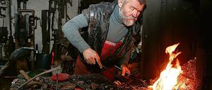 Wie vor über hundert Jahren wird noch heute in der Stückener Schmiede gearbeitet. Allerdings beschlägt Michael Soika keine Pferde, sondern fertigt Kunstwerke wie Schilder und Tore an.