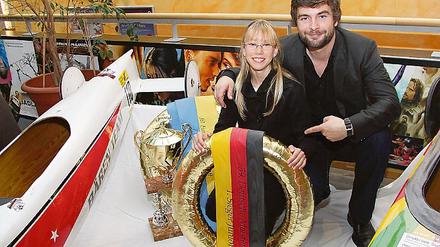Besonderes Hobby. André F. Nebe (l.) hat einen Kinderfilm über Seifenkistenrennen gedreht, sehr zur Freude der Juniorenmeisterin von 2007, Olivia Schneider.