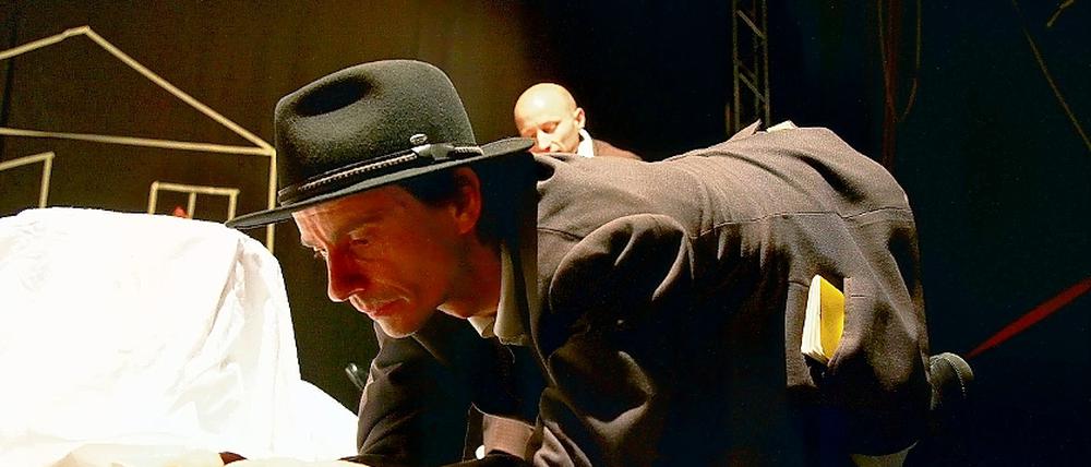 Für immer am Boden. Der kleine Bruder Tobias Dutschke, im Hintergrund Volker Schindel.