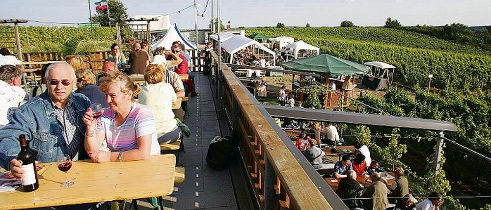 Wein direkt vom Erzeuger  dennoch ist die Weintiene laut neuem Landesgesetz ein Gewerbe und muss dementsprechend angemeldet werden. Die Auflagen wären aber zu groß, sagt Weinberg-Betreiber Manfred Lindicke. Zusammen mit anderen märkischen Weinbauern drängt er auf eine Sonderregelung für Straußwirtschaften.