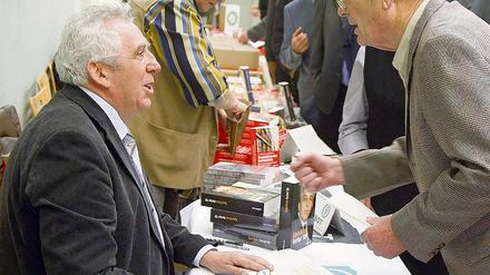 DDR-Reste. Krenz (l) signierte sein Buch für alte Genossen.