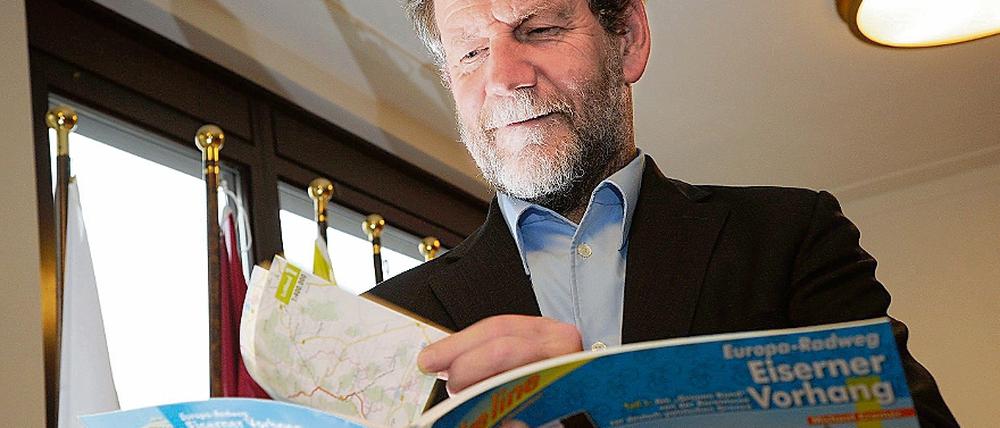 Ein Kapitel für sich. Michael Cramer mit seinem neuen Werk. Um die darin in Text und Kartenbildern beschriebene Route komplett zu erradeln, reicht ein Sommer kaum aus.