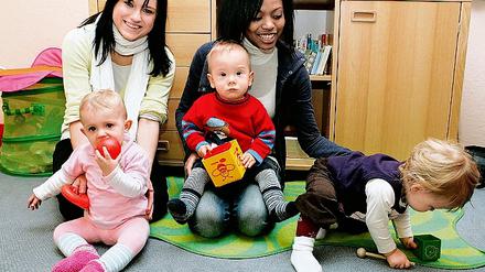 Kinderbetreuung am Arbeitsplatz. Wendy Ackermann und Belgica Angulo sorgen für die ersten Bewohner der Krabbelkiste-Tagespflegestelle der Polizei.