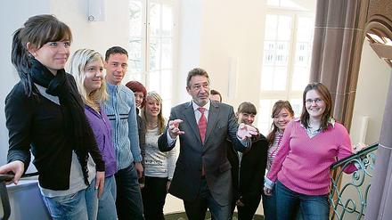 Verwaltungs-Nachwuchs mit Dienstherr. Oberbürgermeister Jann Jakobs mit den neun neuen Azubis, die im Potsdamer Rathaus ihre Ausbildung zu Verwaltungsangestellten begonnen haben.