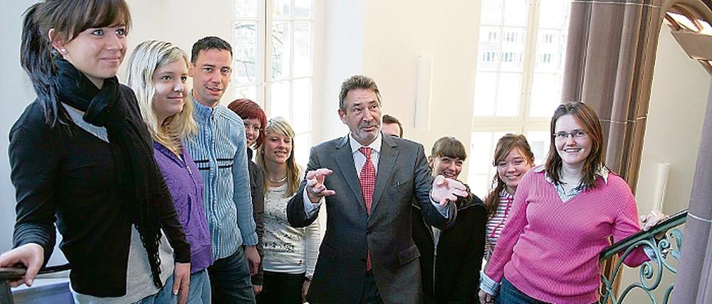 Verwaltungs-Nachwuchs mit Dienstherr. Oberbürgermeister Jann Jakobs mit den neun neuen Azubis, die im Potsdamer Rathaus ihre Ausbildung zu Verwaltungsangestellten begonnen haben.