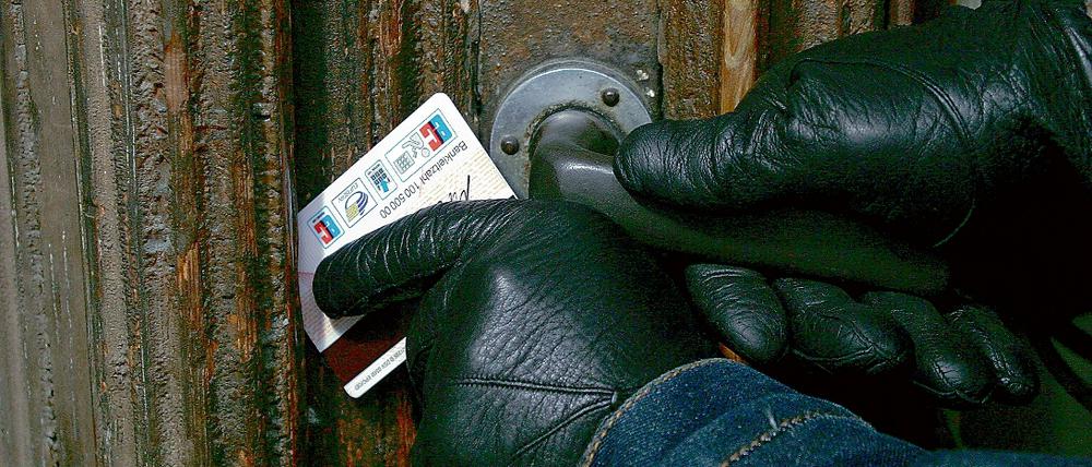 Wenn die Einbrecher kommen, geht alles sehr schnell. Die Polizei gab am Infomobil in Stahnsdorf gestern Ratschläge, wie Einfamilienhäuser und Wohnungen am besten zu sichern sind.