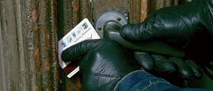 Wenn die Einbrecher kommen, geht alles sehr schnell. Die Polizei gab am Infomobil in Stahnsdorf gestern Ratschläge, wie Einfamilienhäuser und Wohnungen am besten zu sichern sind.