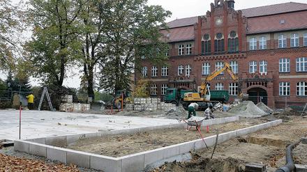 Mit großem Granitpflaster soll ein direkter Bezug zwischen dem Lustgarten und der Backsteinfassade der Diesterweg-Grundschule hergestellt werden.
