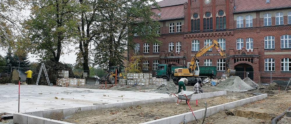 Mit großem Granitpflaster soll ein direkter Bezug zwischen dem Lustgarten und der Backsteinfassade der Diesterweg-Grundschule hergestellt werden.
