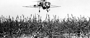 Pflanzenschutz im Sozialismus: Ab 1975 wurden Hubschrauber eingesetzt.