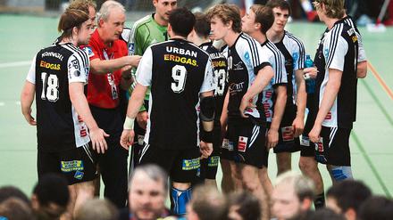 Mit Gemeinschaftssinn zum Erfolg. Die Handballer des 1. VfL Potsdam  hier mit Trainer Peter Melzer  gewannen am Samstag ihr Zweitligaheimspiel gegen Eintracht Hildesheim mit 31:29.