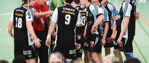 Mit Gemeinschaftssinn zum Erfolg. Die Handballer des 1. VfL Potsdam  hier mit Trainer Peter Melzer  gewannen am Samstag ihr Zweitligaheimspiel gegen Eintracht Hildesheim mit 31:29.