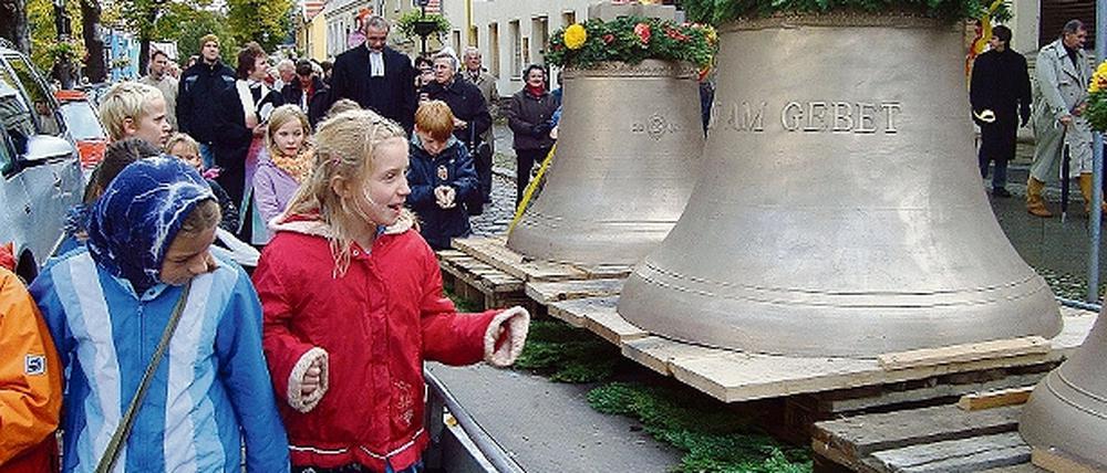 Ein herzliches Wilkommen bereiteten die Teltower gestern den drei neuen Glocken für ihre Andreaskirche. Bis Weihnachten sollen die Bronzekolosse im Turm hängen und nach langer Zeit wieder den Rhythmus des städischen Lebens prägen.