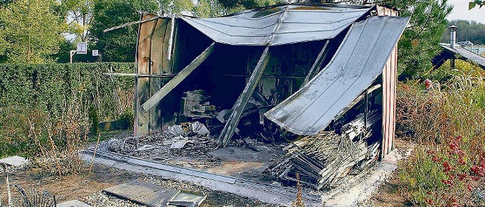 Die Brand-Reste des Geräteschuppens im Integrationsgarten.