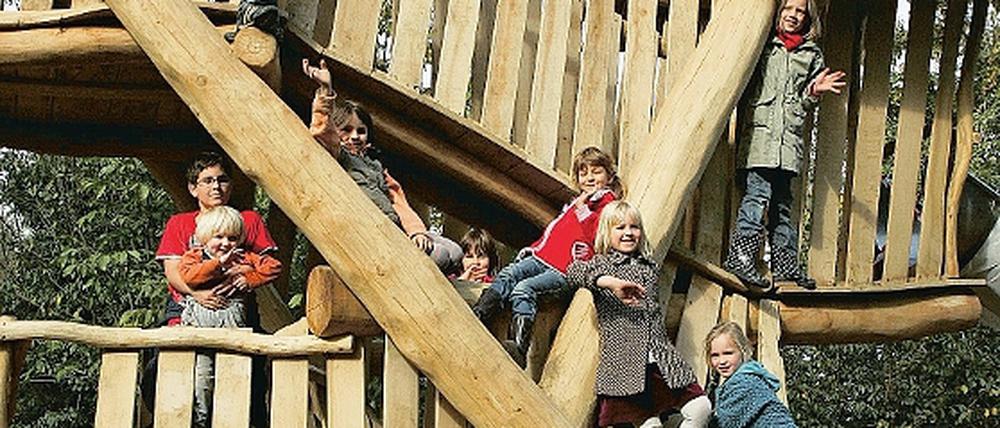 Eingenommen. Der Rutschenturm auf dem Spielplatz Westkurve. 
