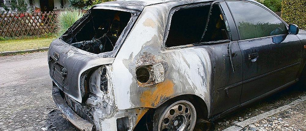 Ausgebrannter Audi in der Ringstraße in Neu Fahrland.