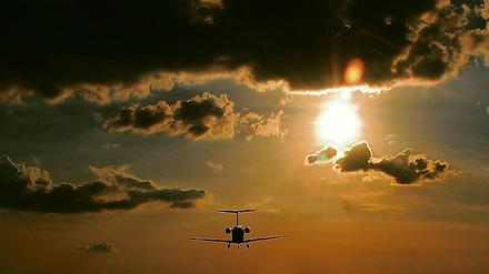 Der Sonne entgegen. Auf dem Großflughafen BBI wird es keinen Flugbetrieb rund um die Uhr geben  länger als bis Sonnenuntergang indes schon.