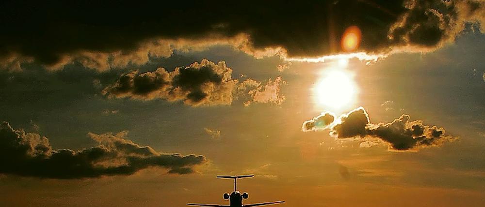 Der Sonne entgegen. Auf dem Großflughafen BBI wird es keinen Flugbetrieb rund um die Uhr geben  länger als bis Sonnenuntergang indes schon.
