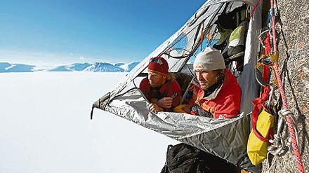 Pause muss auch mal sein. Stefan Glowacz (r.) und Robert Jasper bewundern am Morgen die Aussicht über den Buchan Gulf in der Eiswüste von Baffin Island.